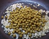 Foto del passaggio 2 della ricetta Risotto piselli e zafferano