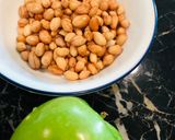 A picture of step 1 of Green apple, groundnuts salad.