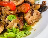รูปขั้นตอนการทำที่ 7 ของ ไก่ย่างเนยพริกไทยดำผัดไวน์ผลไม้