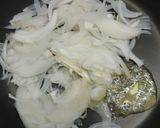 รูปขั้นตอนการทำที่ 1 ของ Onion Consomme Soup
