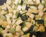 Foto del paso 1 de la receta: Tortilla de papas, calabacín y salmón