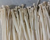Foto langkah ke 1 dari resep Enoki Crispy.