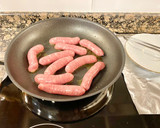 Foto del paso 2 de la receta: Salchichas frescas encebolladas