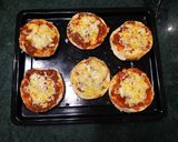 Foto langkah ke 5 dari resep English muffin pizza.