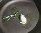 Foto del paso 8 de la receta: Medallón de res con costra de chapulínes y chiles secos