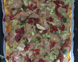 Foto del paso 3 de la receta: Coca de hojaldre con pollo picante, piquillos y queso fresco