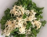 Hình bước làm 4 của món Thí nghiệm cùng cải xoăn: kale salad và kale chip