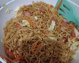 Foto langkah ke 5 dari resep Mie goreng sosis sayur.