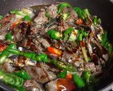 Foto langkah ke 8 dari resep Resep ati ayam dan ikan asin tumis cabe hijau pedes manis.