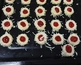 Foto langkah ke 11 dari resep Kue thumbprint stroberi keju🍓🤤.