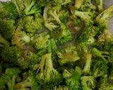 Foto langkah ke 8 dari resep Brokoli Bakso / Broccoli Meatballs.