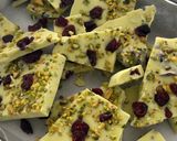 Foto langkah ke 5 dari resep Pistachio Cranberry Bark.