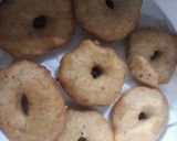 A picture of step 6 of Medhu vada (urad dal vada).