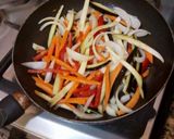 Foto del paso 4 de la receta: Wok de vegetales con fideos facilísimo