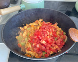 Foto del paso 3 de la receta: Estofado de pollo al curry con verduras, patatas y manzana