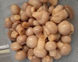 Une image de l'étape 2 de Pâtes complètes aux champignons et marrons.