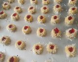 Foto langkah ke 6 dari resep Strawberry cheese Thumbrint cookies.