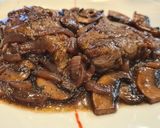 Foto del paso 6 de la receta Medallones de ternera en salsa de vino tinto y champiñones