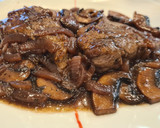 Foto del paso 6 de la receta: Medallones de ternera en salsa de vino tinto y champiñones