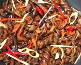 Hình bước làm 3 của món 🌱 Tảo Xoắn Chile Xào Sả Ớt Lá Chanh (Vegan)