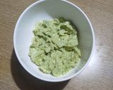Foto del passaggio 1 della ricetta Crostone con Crema di Avocado, Salmone Affumicato e Uova al Tegamino