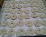 Foto langkah ke 6 dari resep Kue Sagu Keju.
