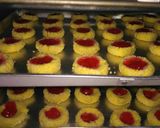 Foto langkah ke 7 dari resep Strawberry thumbprint cookies.