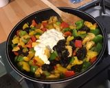 Une image de l'étape 9 de Poulet au curry,poivrons tricolores et pruneaux.