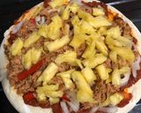 Gambar langkah 4 resipi Pineapple Tuna Pizza.