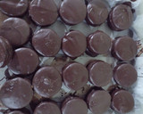 Foto del paso 3 de la receta: Alfajores de chocolate🍫 relleno de dulce de leche 🍯