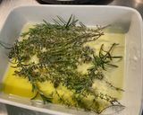 Une image de l'étape 2 de Cuisses de poulet fermier aux herbes aromatiques et ail rose en chemise.
