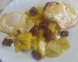 Foto del paso 4 de la receta: Huevos rotos con chistorra