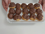 Bignè con crema al caffè e cioccolato