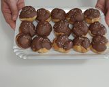 Foto del passaggio 13 della ricetta Bignè con crema al caffè e cioccolato