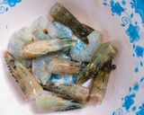 Hình bước làm 1 của món Tôm sú kho cho bé