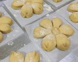 Foto langkah ke 3 dari resep Donat bunga.