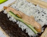 Foto langkah ke 5 dari resep Mentai Sushi Roll (bahan lokal).