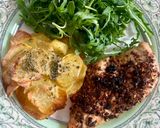 Sütőben sült csirkemell és burgonya chips rukola salátával recept fázis 5 fotója