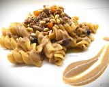 Foto del passaggio 8 della ricetta Fusilloni con ragù d'anatra alla birra, crema di porcini, funghi pioppini e pinoli tostati