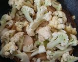 Foto langkah ke 2 dari resep Tumis Kembang Kol Bakso.