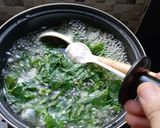 Foto langkah ke 4 dari resep Sayur Bening Bayam Kelor.