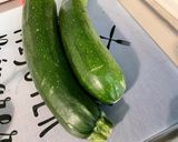 Une image de l'étape 1 de Courgettes et tomates, oignon rouge au bouillon de gambas.