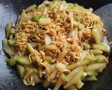 Foto langkah ke 3 dari resep Tumis labu siam,mi instan.