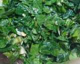Foto del paso 4 de la receta: Bondiola y verduras a la chapa con ensalada de espinaca y huevo