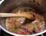 Une image de l'étape 7 de Moules à l'oignon rouge tomates coriandre et crème.