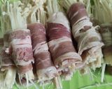 Foto langkah ke 2 dari resep Beef Enoki Roll saus BlackPepper.