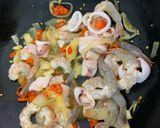 Foto langkah ke 2 dari resep Udang-cumi masak saos Padang.