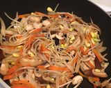 Foto langkah ke 4 dari resep YakiUdon (jamur dan udang).