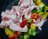 รูปขั้นตอนการทำที่ 2 ของ หมูสามชั้นผัดพริกหวาน