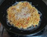 Foto langkah ke 4 dari resep Martabak Mie keju.